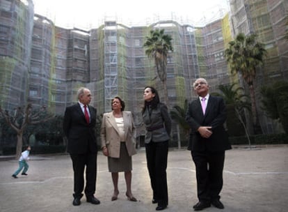 El delegado del Gobierno, Ricardo Peralta, la alcaldesa Barberá, la ministra Corredor y el consejero Juan Cotino, ayer en la Finca Roja.