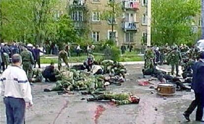 Una imagen de televisión muestra a varios soldados que yacen en el suelo minutos después de estallar un artefacto en Kaspíisk (Daguestán).