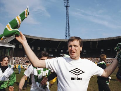 Billy McNeill celebra como entrandor una victoria del Celtic en la temporada 1987-1988.