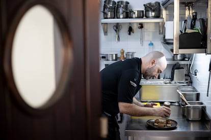 El chef Jaime Tejedor, dentro de la cocina de su restaurante El Alimentario.