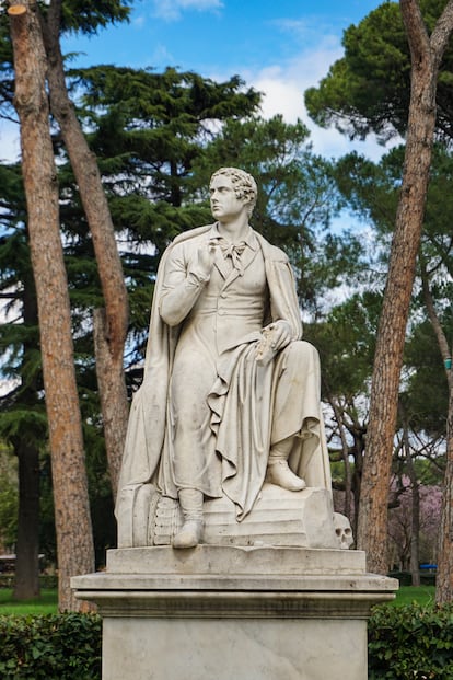 Ubicada en Roma en el parque de Villa Borghese se encuentra esta copia de la estatua de Lord Byron, cuyo original de Bertel Thorvaldsen se encuentra en el Trinity College de Cambridge.  