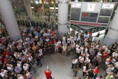 Un portavoz sindical informa a los trabajadores en la estación de Atocha del índice de seguimiento de la huelga de 24 horas convocada ayer en Renfe en protesta por la liberalización del sector aprobada por el Gobierno.