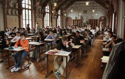 Alumnos en un examen de selectividad de Filosofía en París.