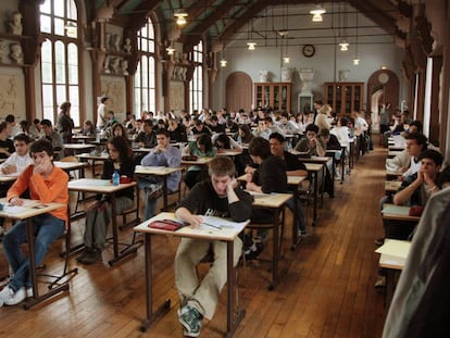 Alumnos en un examen de selectividad de Filosofía en París.