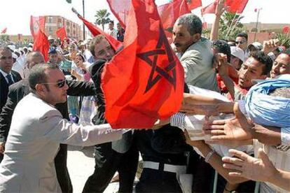 Mohamed VI saluda a varias de las personas congregadas a su llegada ayer a El Aaiún.