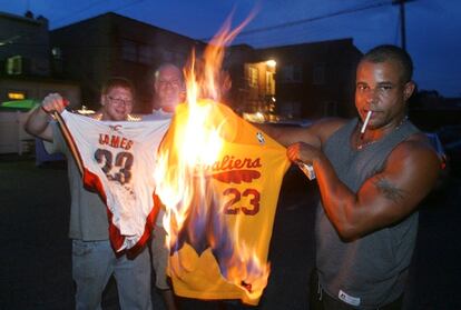 Varios seguidores de Cleveland queman camisetas de LeBron James tras su fichaje por los Miami Heat