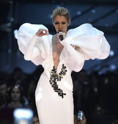 <p>La artista canadiense Céline Dion también se ha querido sumar a la iniciativa lanzada por la revista People para celebrar el mes del Orgullo Gay. “Me siento honrada de poder ofrecer palabras de entusiasmo, ánimo y fuerza para apoyar el Orgullo Gay y a todos mis amigos de la comunidad LGTB”, empieza esta icono del pop.</p> <br> <p> <p>“Siempre he dicho que la música es un lenguaje que no tiene barreras, como también es verdad que el amor es una emoción que tampoco las tiene. He sido afortunada de estar rodeada de gente maravillosa de la comunidad LGTB a lo largo de toda mi carrera, desde talentosos músicos, bailarines, productores y guionistas a colegas que han contribuido significativamente a mi éxito”. A sus seguidores les dedica las siguientes palabras: “Todos vosotros habéis tenido un gran impacto positivo en mi vida, y espero y rezo para que nuestro mundo continúe intentando entender mejor que la aceptación y la tolerancia son virtudes de las que nunca hay suficiente”.</p> <br> <p>