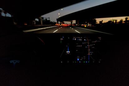 Un vehículo Tesla Model 3, utilizando el sistema de conducción autónoma en una carretera de California cerca de Irvine (California),