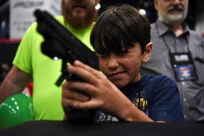 Un menor practicando con blancos virtuales durante la convención anual de la Asociación Nacional del Rifle, el sábado 28 de mayo en Houston. 