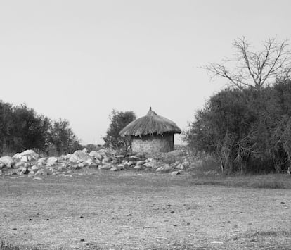 Vivienda tradicional de adobe y paja en los alrededores del lago Victoria, en Tanzania. Entre la etnia sukuma, que habita la zona y representa el 16% de la población del país, la creencia en los poderes mágicos y sobrenaturales está fuertemente arraigada.