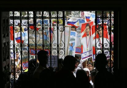 Cientos de seguidores del boxeador Manny Pacquiao se han congregado para animarle en la presentación como candidato a senador en las elecciones presidenciales del próximo año en Manila, Filipinas.