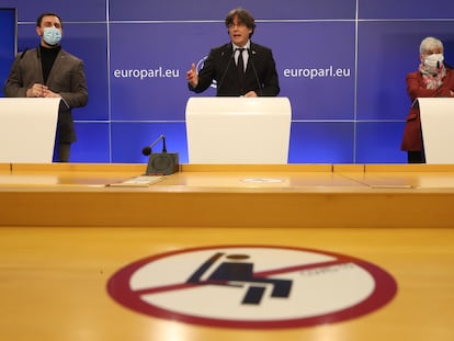 De izquierda a derecha, Comín, Puigdemont y Ponsatí comparecen este martes tras conocer que el Europarlamento levantaba su inmunidad.