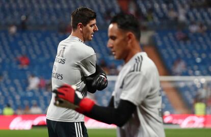 Thibaut Courtois y Keilor Navas, los porteros del Real Madrid, calentando antes del partido.