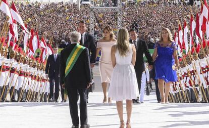 Michel e Marcela Temer recebem Bolsonaro, Mourão e suas mulheres na rampa do Palácio do Planalto, no dia 1º.