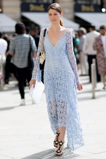 Un vestido floral de encaje siempre es una buen idea para asistir a la semana de la moda parisina.