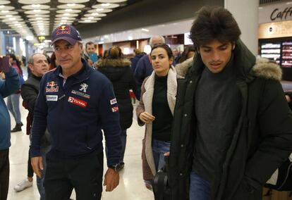 El piloto español de Peugeot Carlos Sainz, que tuvo que abandonar el Dakar por un accidente en la cuarta etapa del rally, llega al aeropuerto de Madrid-Barajas Adolfo Suárez de Madrid acompañado de sus hijos Blanca y el también piloto Carlos Sainz Jr .