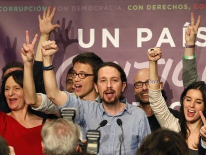 Pablo Iglesias e &Iacute;&ntilde;igo Errej&oacute;n celebran los resultados electorales.