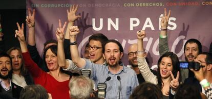 Pablo Iglesias e &Iacute;&ntilde;igo Errej&oacute;n celebran los resultados electorales.