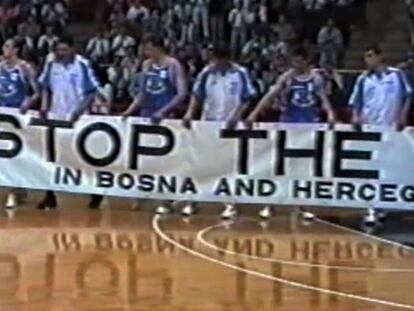 Los jugadores de la selección bosnia de baloncesto muestran una pancarta para pedir el fin de la guerra en su país, en Bolonia en 1993, en una captura del documental 'The long shot'.