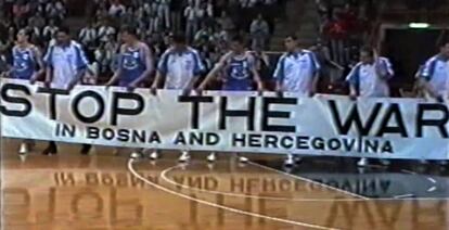 Los jugadores de la selección bosnia de baloncesto muestran una pancarta para pedir el fin de la guerra en su país, en Bolonia en 1993, en una captura del documental 'The long shot'.