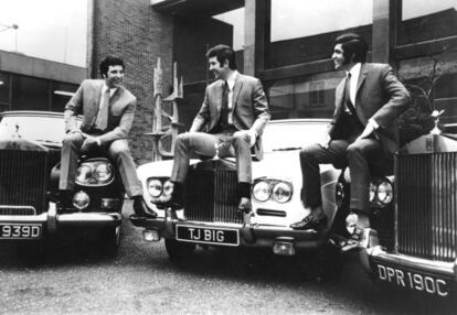 Tom Jones (izquierda) junto a Englebert Humperdinck y el que era su mánager, Gordon Mills, (derecha), en el descanso de una grabación en 1969.