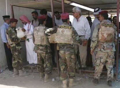 La Policía iraquí registra a los peregrinos chiíes en Kerbala.