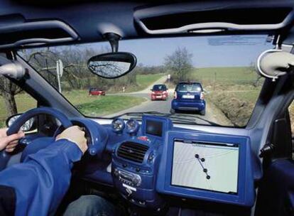 El sistema de comunicación entre vehículos (en la foto) está pensado para reducir al mínimo los accidentes y mejorar la fluidez del tráfico. Se espera aplicarlo en 2010.