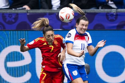Olga Carmona y Lauren Hemp luchan por el balón.