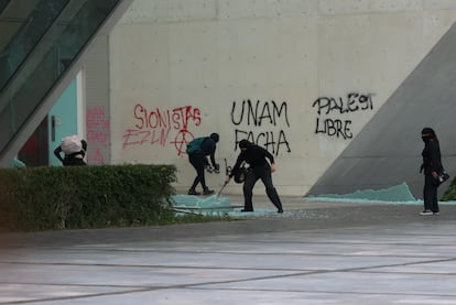 Manifestantes rompen vidrios y realizan pintas en las instalaciones de Museo Universitario de Arte Contemporáneo, en Ciudad Universitaria.