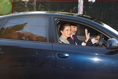 Sentadas en la parte trasera del vehículo, la princesa Leonor y la infanta Sofía llegaban esta mañana al colegio en un coche conducido por el rey Felipe y con doña Letizia en el asiento del copiloto.
