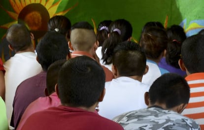Grupo de jovens em um centro de detenção em Guerrero.