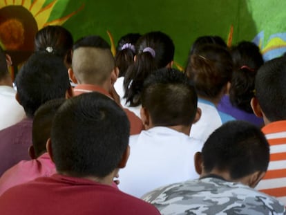 Grupo de jovens em um centro de detenção em Guerrero.