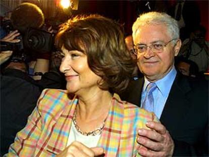 Sylviane Agacinski, junto a su marido, Lionel Jospin, a la salida de un mitin en Córcega, el pasado abril.