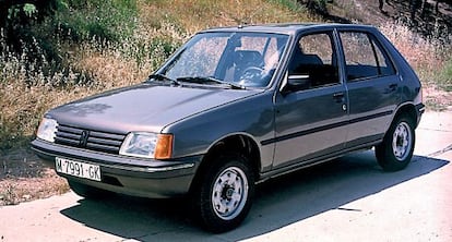 El Peugeot 205 (1985), modelo mini desarrollado tras la compra de Simca, está considerado el invento de la década.