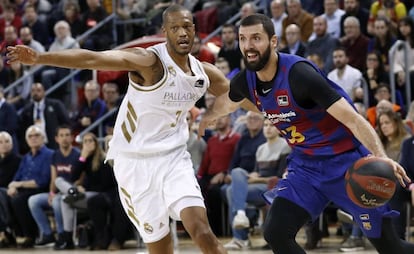 Mirotic intenta zafarse de Randolph.