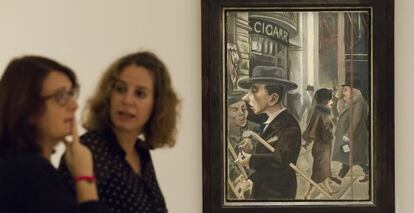 Dos visitantes del Museo Picasso, junto a la obra de George Grosz &#039;Escena callejera (1925)&#039;