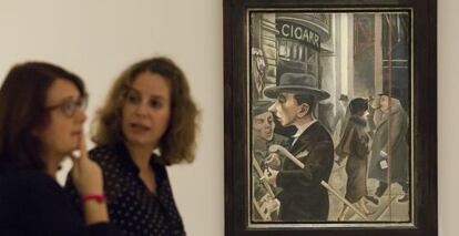 Dos visitantes del Museo Picasso, junto a la obra de George Grosz 'Escena callejera (1925)'