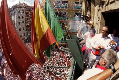 Al grito de "Pamploneses, pamplonesas, viva San Fermín, <i>gora</i> San Fermín", el alcalde de la ciudad, Enrique Maya, ha sido el encargado esta mañana de prender la mecha del chupinazo que da inicio a la fiesta más esperada de Pamplona: los sanfermines, que durante nueve días la convierten en la capital mundial de la fiesta.