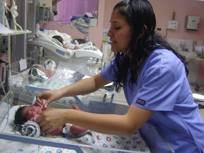 Una bebé, abandonada en un barrio periferico de la capital guatemalteca, a pocas horas de nacer.