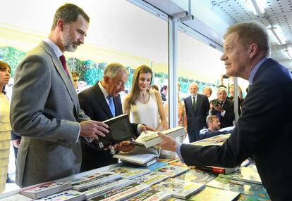 Los Reyes junto a Marcelo Rebelo de Sousa. Don Felipe y Doña Letizia se marcharon del Retiro con alrededor de medio centenar de libros de diferentes géneros.