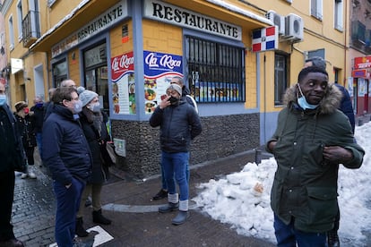 MADRID. 14-01-2021. El alcalde de Madrid, José Luis Martínez-Almeida, en la calle Topete durante su visita al barrio de Bellas Vistas, en el distrito de Tetuán, el mismo día en el que EL PAÍS publica un reportaje sobre este barrio. A la misma hora que el alcalde han llegado a Bellas Vistas varias pequeñas excavadoras para quitar la nieve acumulada después de días. FOTO: LUIS DE VEGA