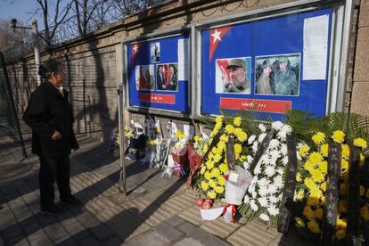 Imágenes de Castro y ramos de flores, en la embajada cubana en Beijing.