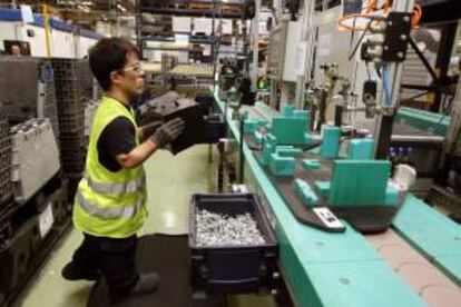 Un empleado trabaja en la factoría de Ford de Almussafes (Valencia). EFE/Archivo