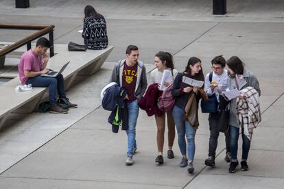 Jóvenes en el campus de la Universidad Pompeu Fabra, Barcelona.