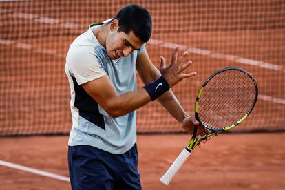 Alcaraz se lamenta tras cometer un error durante el partido contra Zverev.