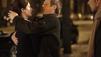 Desplechin abraza a Chiara Mastroianni en presencia de Melvin Poupaud en el rodaje de <i>Un cuento de Navidad.</i>