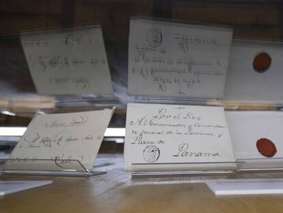 Cartas presentes en la exposición 'La carta en el camino' en el Archivo de Indias de Sevilla.