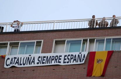 Una pancarta con el lema "Cataluña siempre España" cuelga de un edificio del paseo de la Castellana de Madrid.