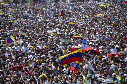 El público espera el inicio del concierto 'Venezuela Aid Live', en el puente internacional Tienditas, en Cúcuta (Colombia).