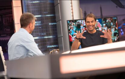 Rafael Nadal bromea con Pablo Motos durante la entrevista que ha protagonizado en la vuelta de 'El Hormiguero'.